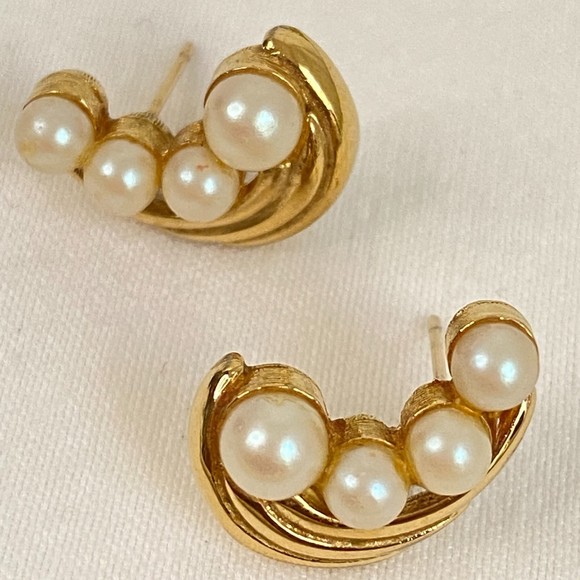 Richelieu Earrings Four Faux Pearls On A Gold Tone Semicircle - Picture 1 of 7